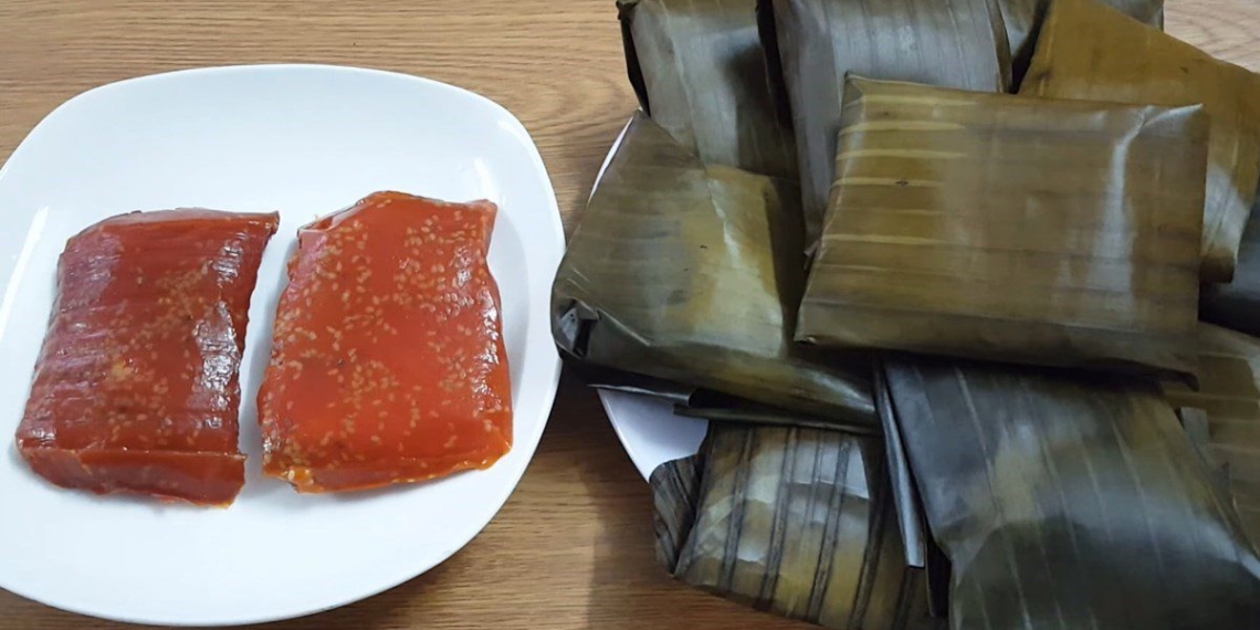 how to make red glutinous rice cake wrapped in banana leaves for lucky tet 06193