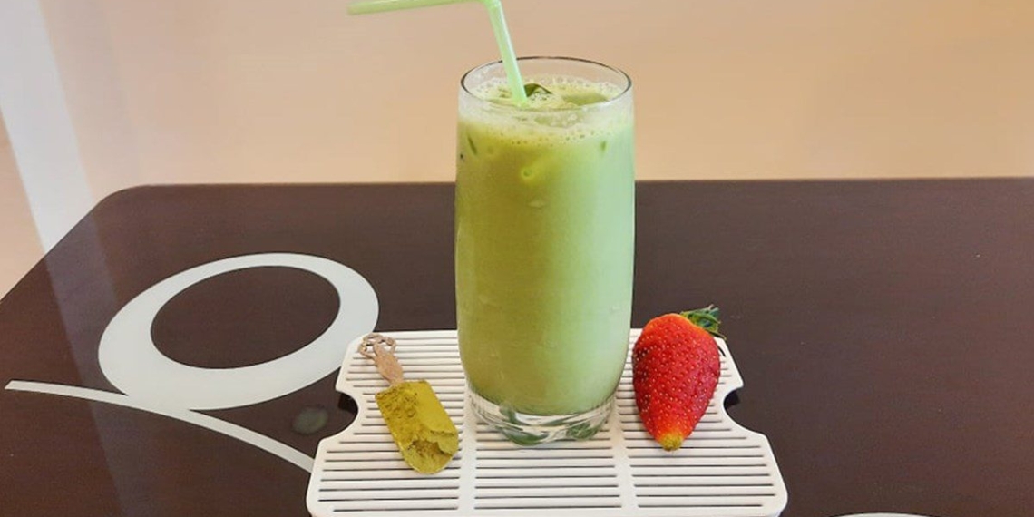 how to make refreshing iced matcha latte for hot days 09448