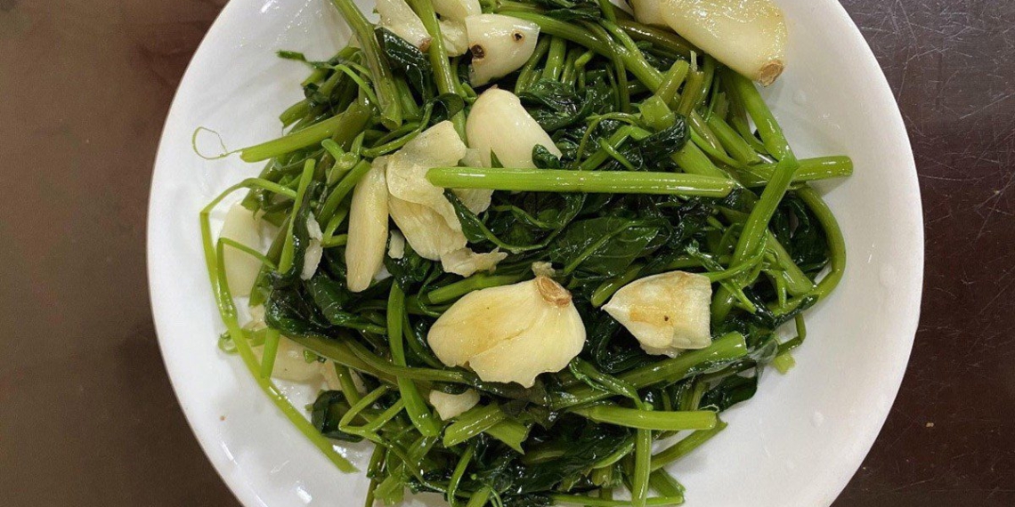 how to make sauteed water spinach with garlic deliciously crispy and extremely appetizing 17108