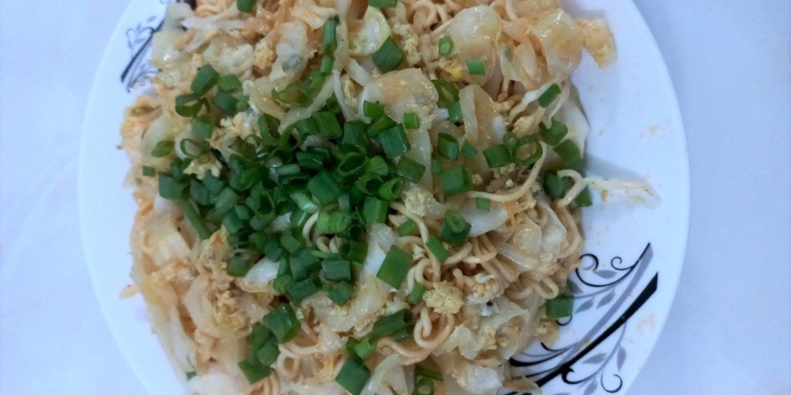 how to make shrimp noodles stir fried with cabbage delicious simple at home 13471