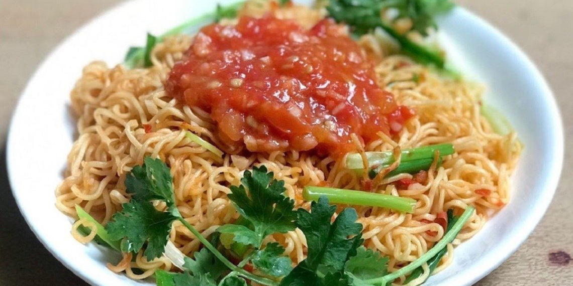 how to make stir fried noodles with delicious sweet and sour tomato sauce easy to make 14676