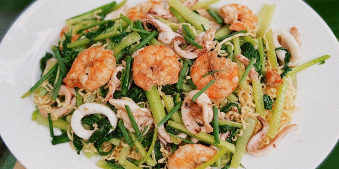 how to make stir fried noodles with shrimp and squid super delicious for the last day 17397