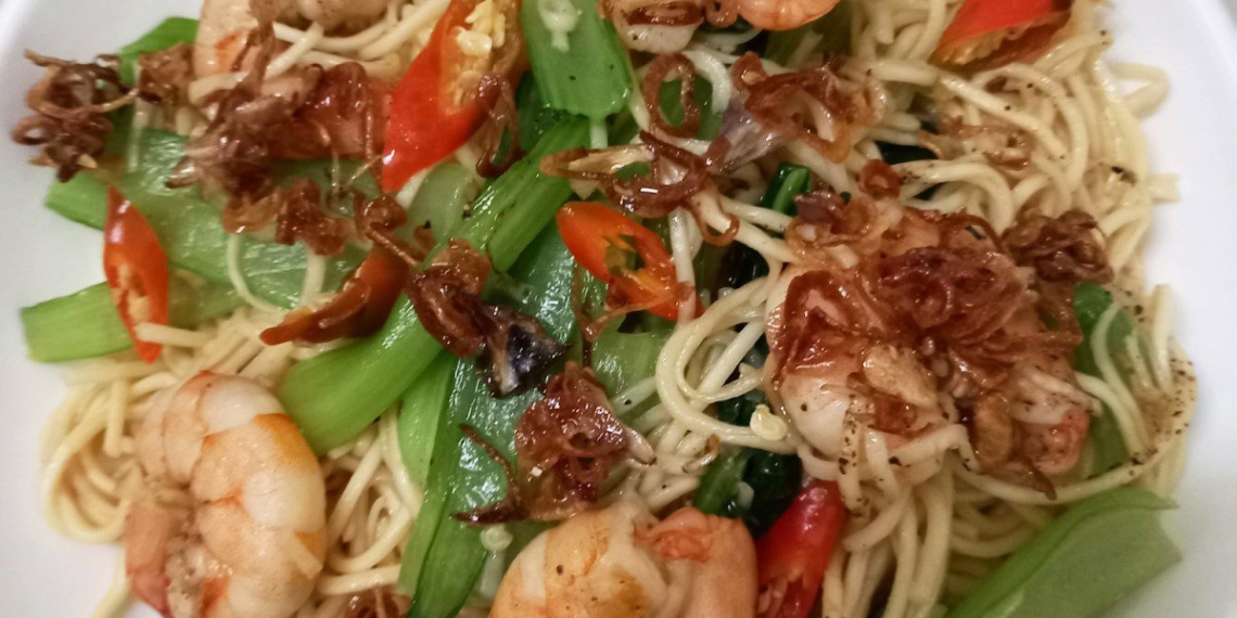 how to make stir fried noodles with shrimp and vegetables delicious easy to make for variety 09391