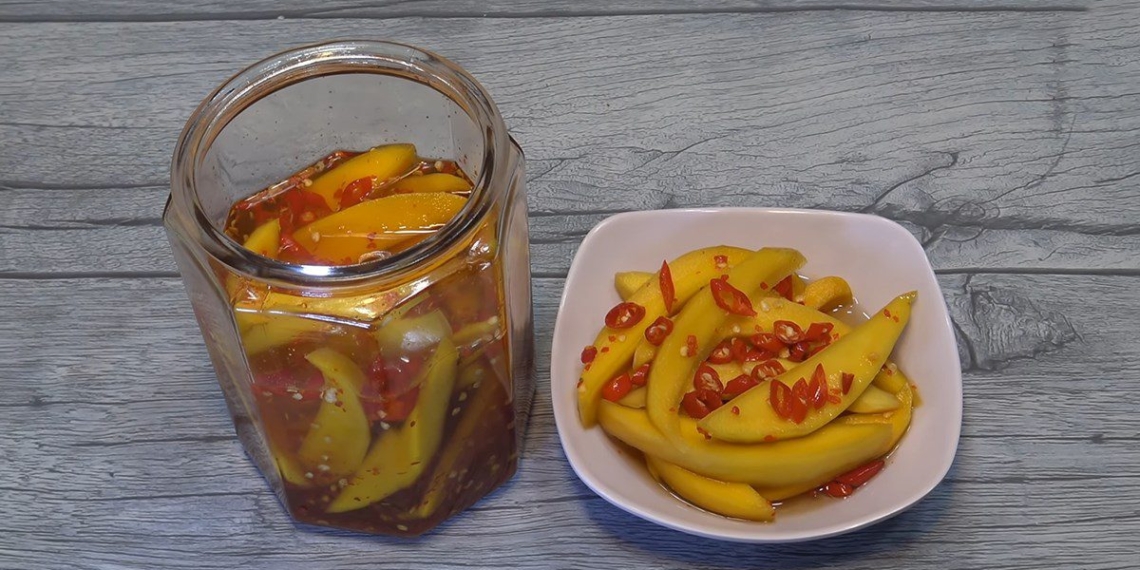 how to make sweet sour mango with chili sugar everyone loves 10132