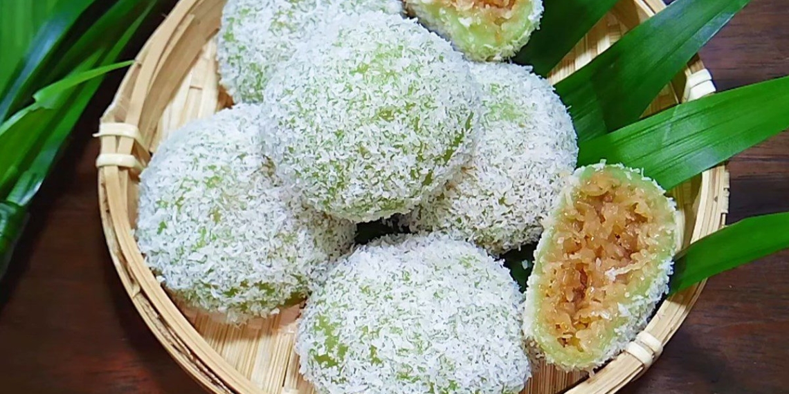 how to make sweet sticky rice cake with coconut and green bean filling fragrant and sweet 08177