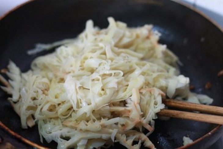 Step 3 Stir-fried bamboo shoots Duck cooked with sour bamboo shoots