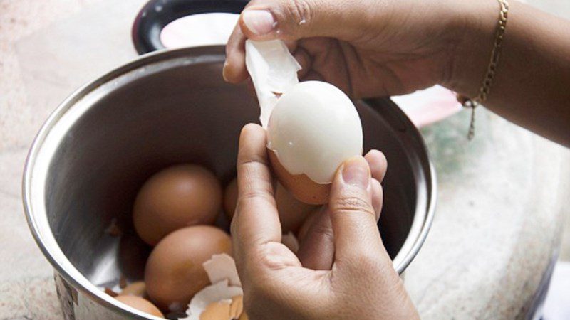 Boiling eggs with baking soda