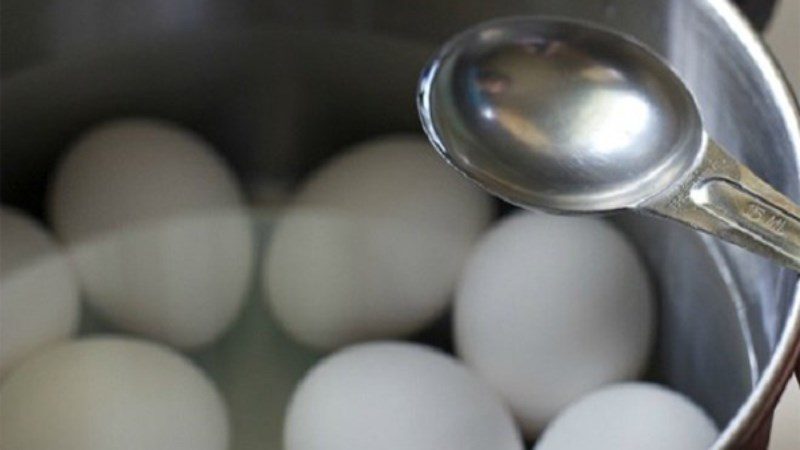 Boiling eggs with vinegar