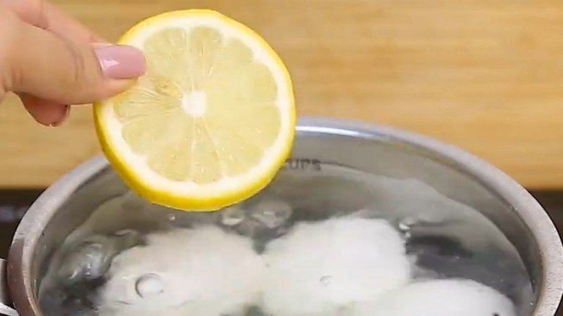 Boiling eggs with lemon