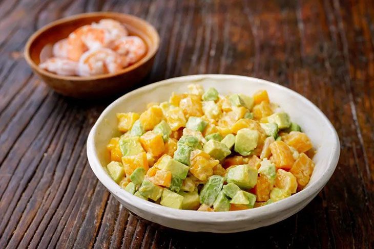 Step 2 Mix the salad avocado with mango (or apple)