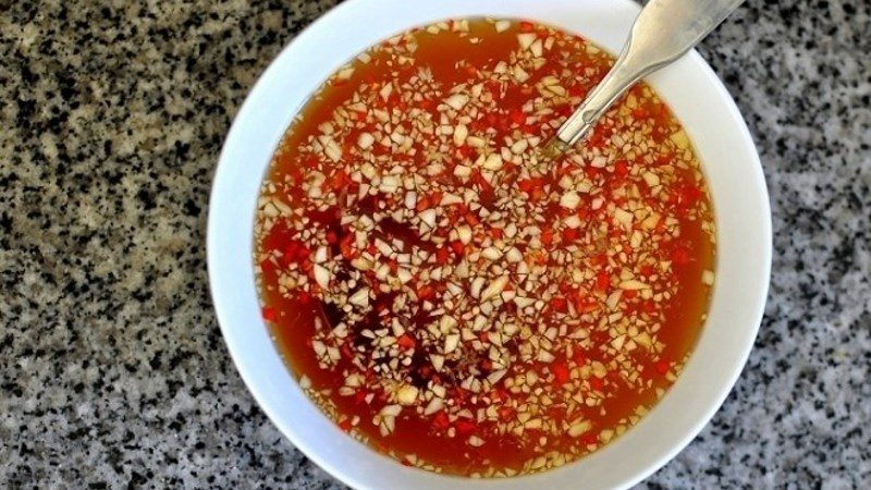 The secret to keeping garlic and chili floating in fish sauce