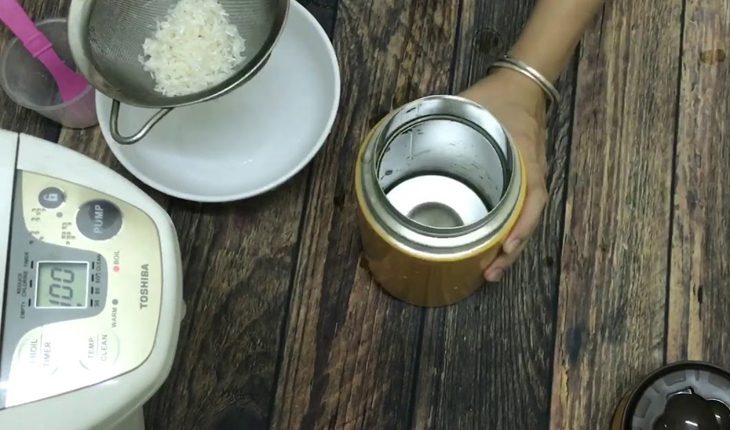 Adding washed rice into the thermos