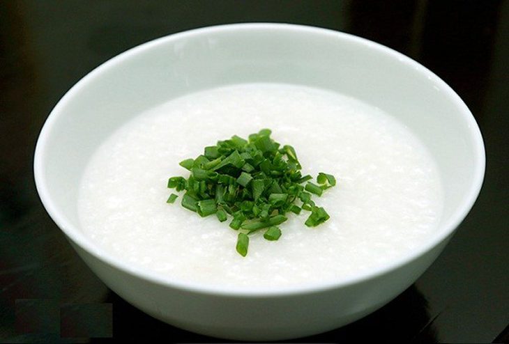 Pour porridge into a bowl