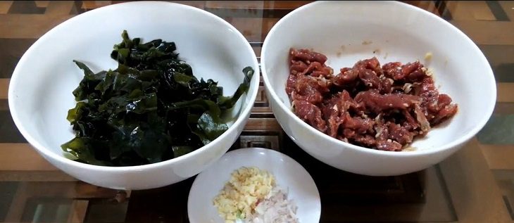 Ingredients for the dish 2 ways to cook seaweed soup with beef