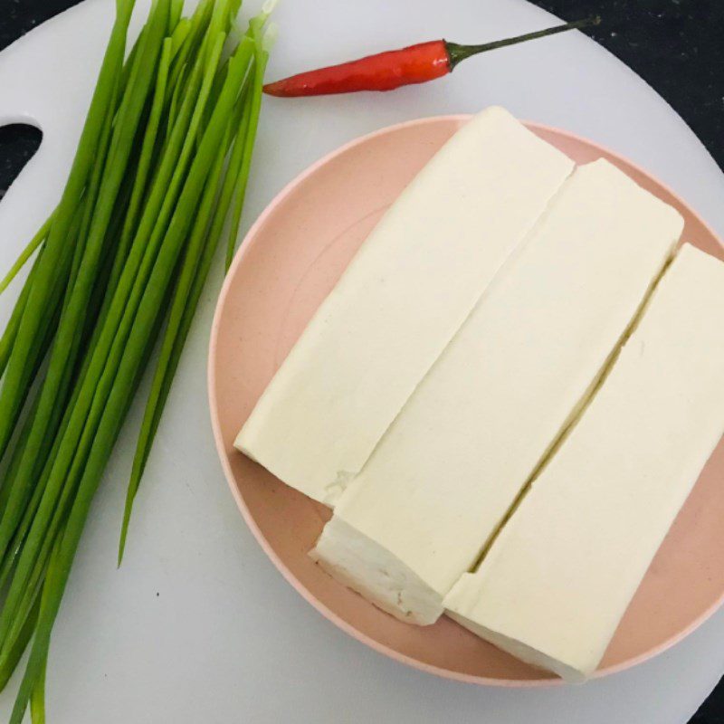 Step 1 Prepare the ingredients for Fried Tofu with Onion Sauce