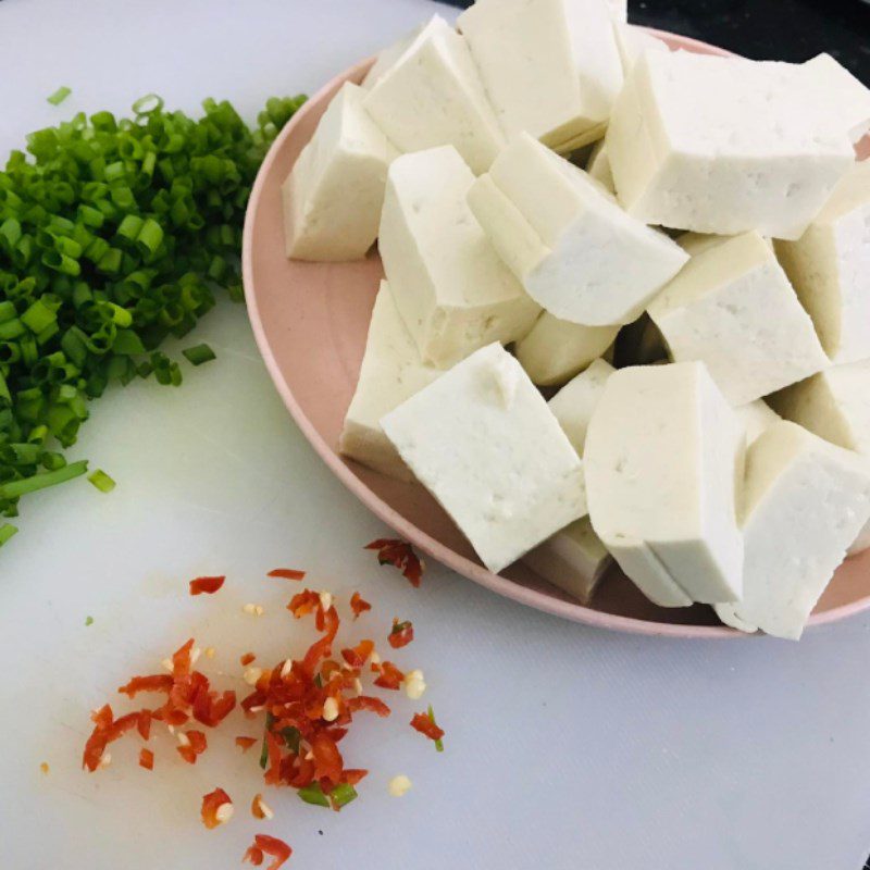 Step 1 Prepare the ingredients for Fried Tofu with Onion Sauce