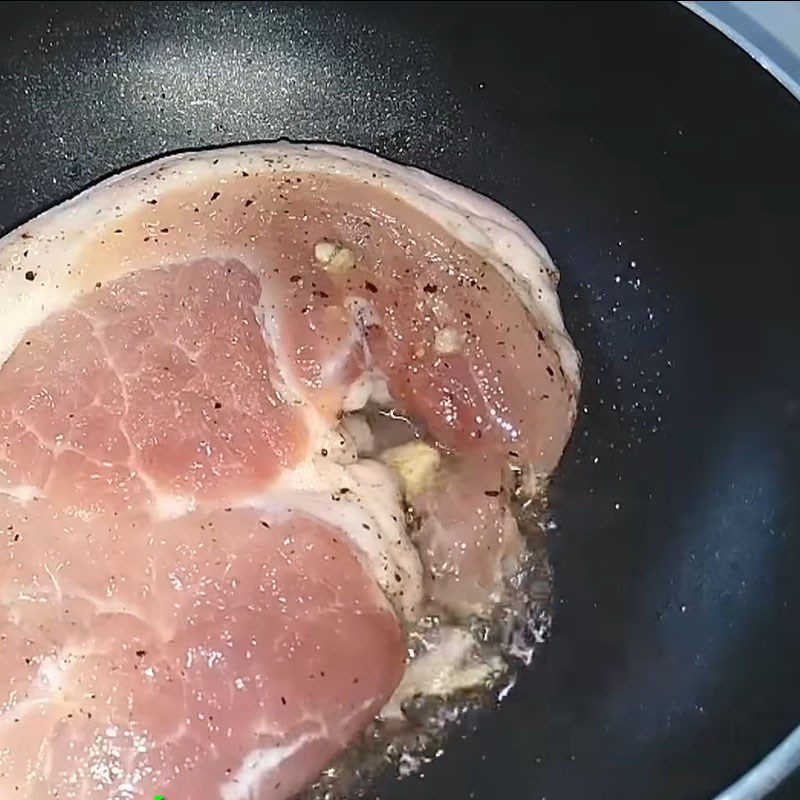 Step 3 Caramelize the pork for pork skin rolls