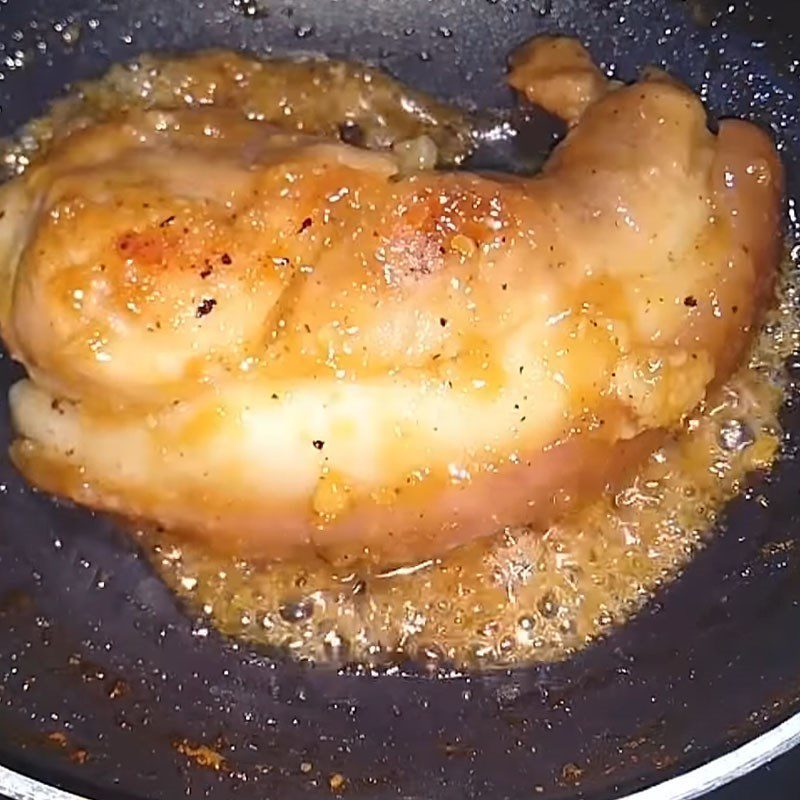 Step 3 Caramelize the pork for pork skin rolls