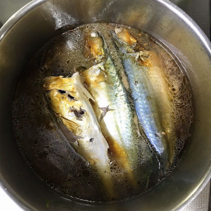 Step 3 Braised mackerel with tomatoes