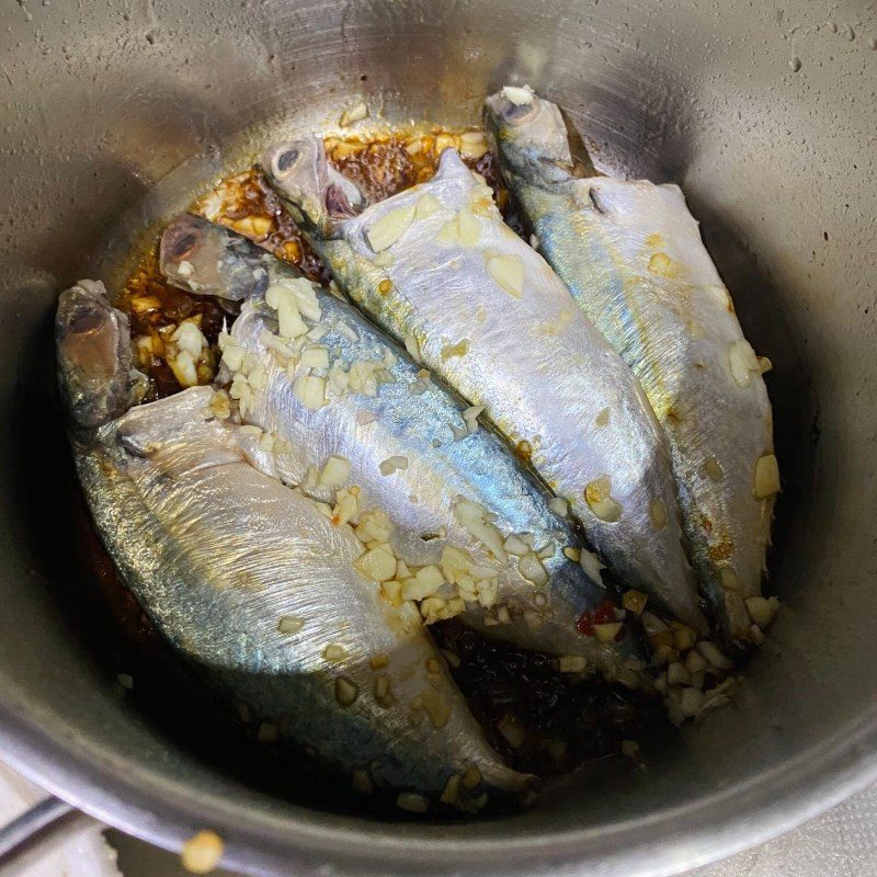 Step 3 Cook the fish for Mackerel braised with garlic and chili