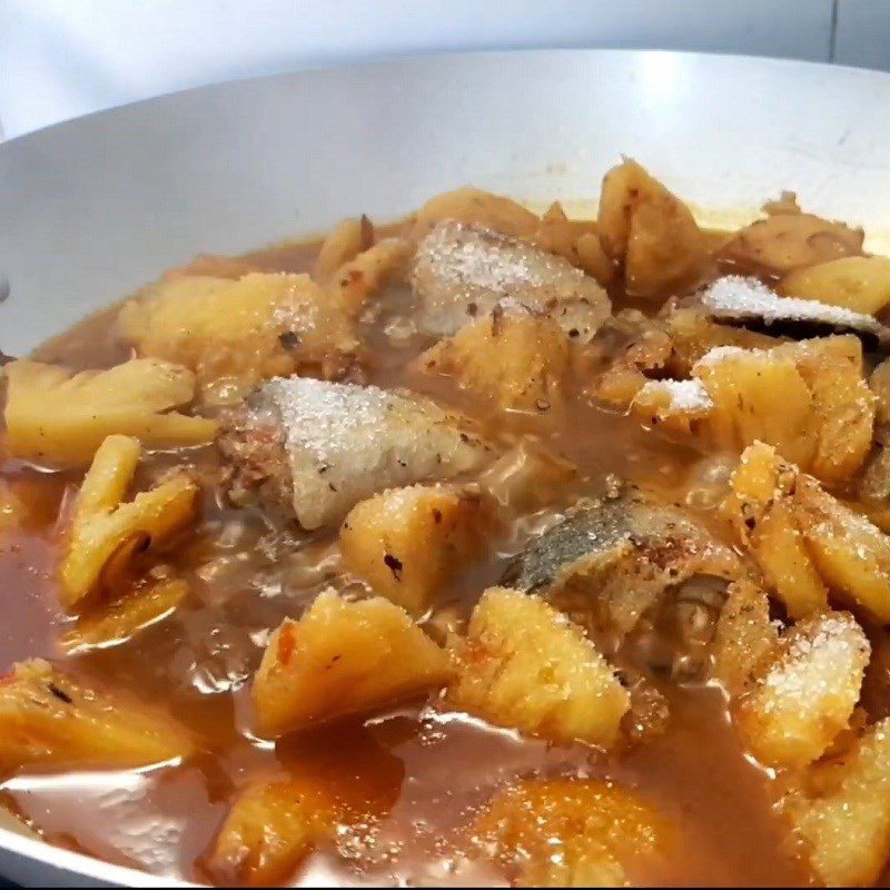 Step 4 Fish Braising Tuna Braised with Pineapple