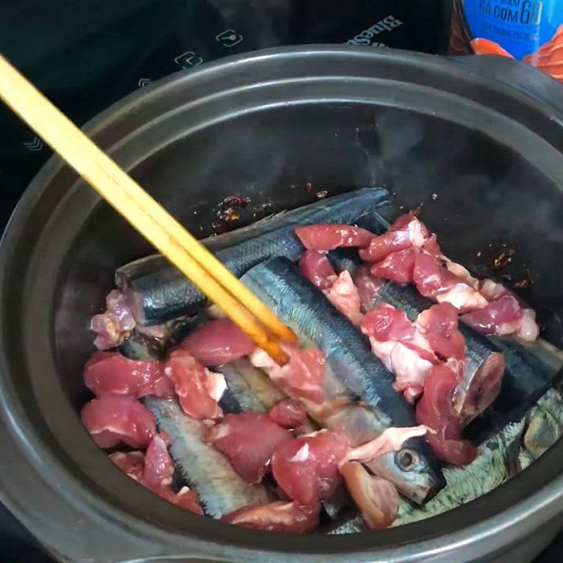 Step 4 Cook the fish Mackerel fish in clay pot