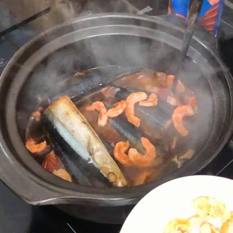 Step 4 Cook the fish Mackerel fish in clay pot