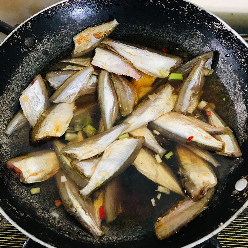 Step 3 Cooking fish Fish with pepper and coconut water (recipe shared by users)