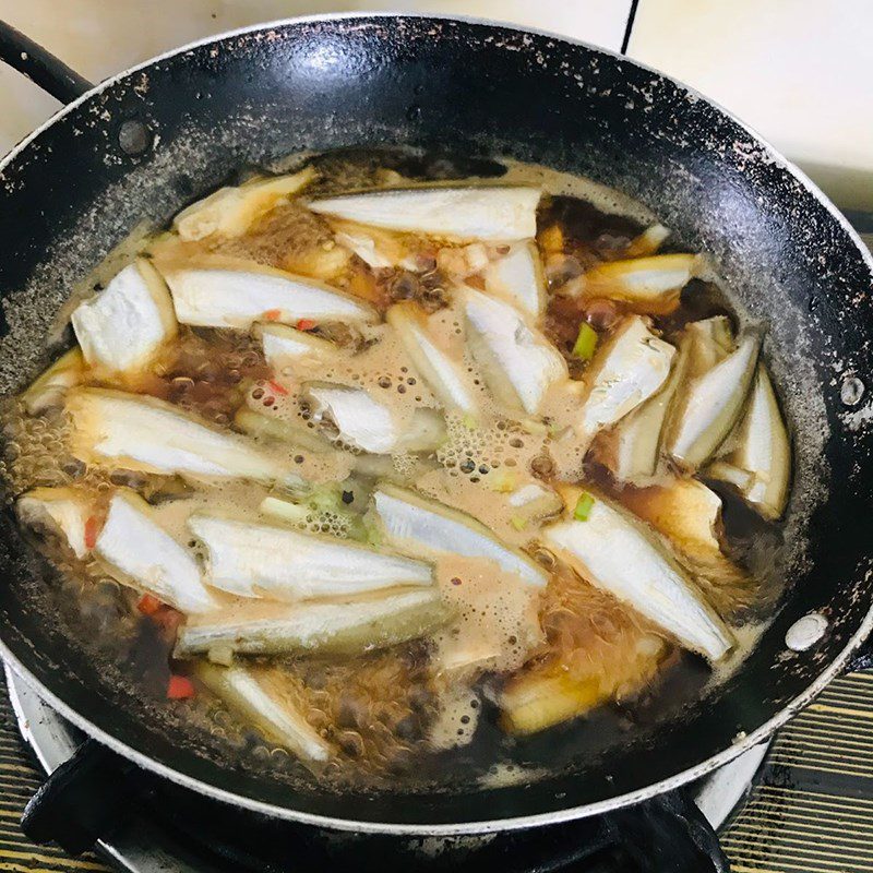 Step 3 Cooking fish Fish with pepper and coconut water (recipe shared by users)