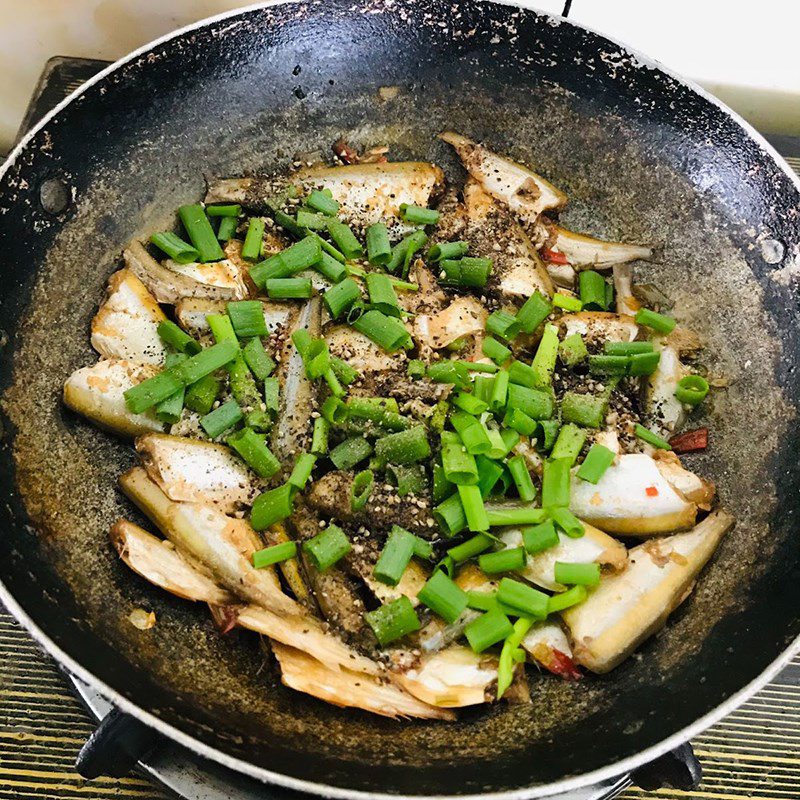 Step 3 Cooking fish Fish with pepper and coconut water (recipe shared by users)