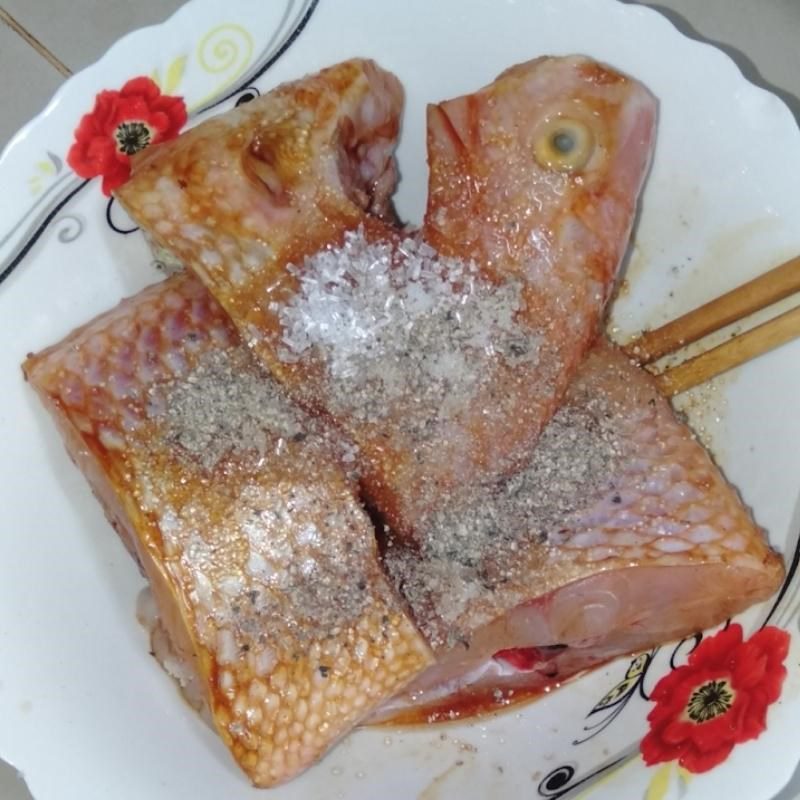 Step 2 Marinate the red tilapia for Sweet and Sour Red Tilapia (recipe shared by a user)