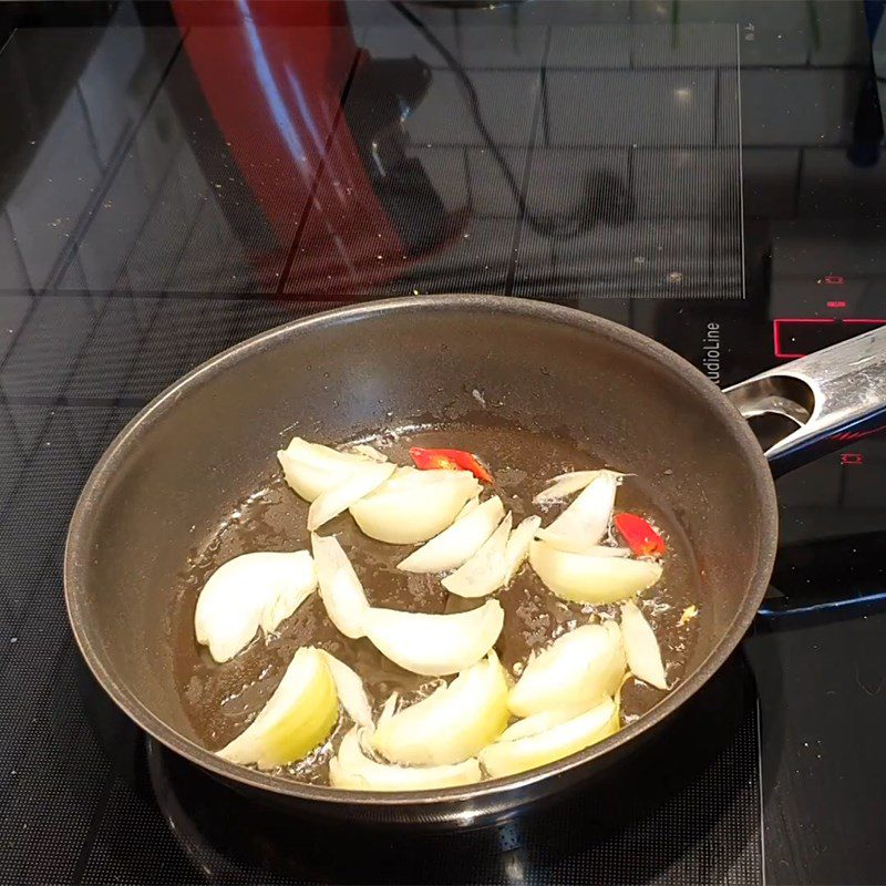 Step 3 Cooking fish with ginger