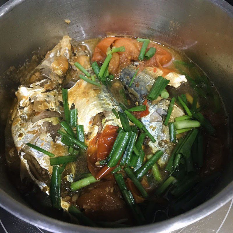 Step 3 Braised mackerel with tomatoes