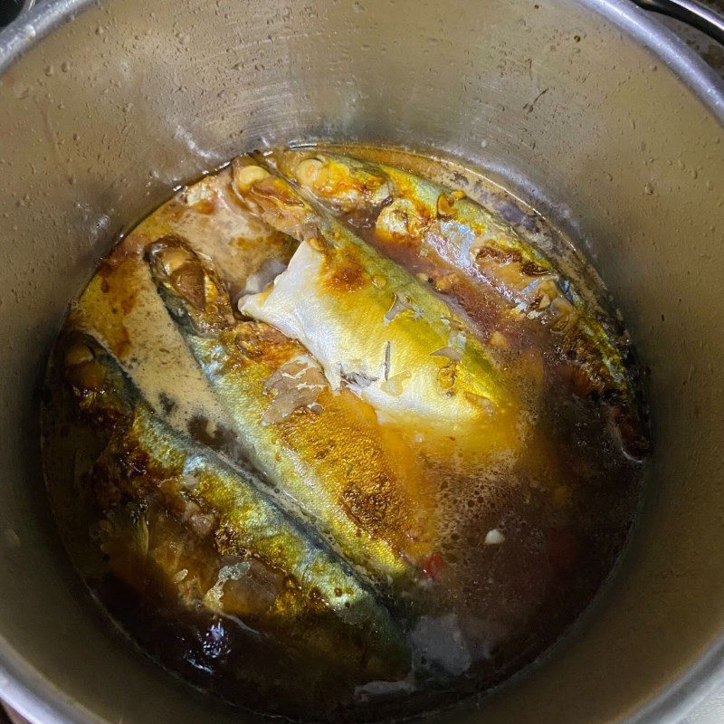 Step 3 Braised mackerel with garlic and chili