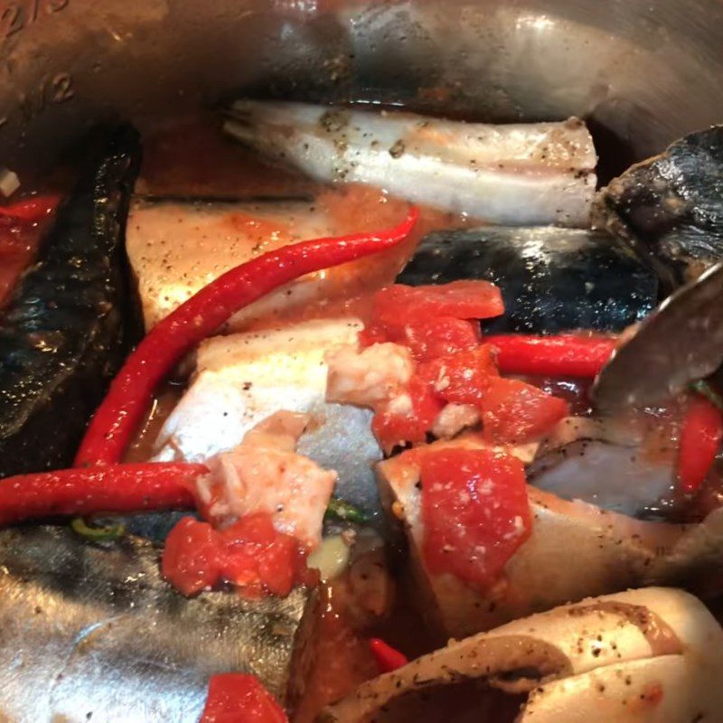 Step 4 Braised fish Mackerel braised with tomatoes using an electric pressure cooker