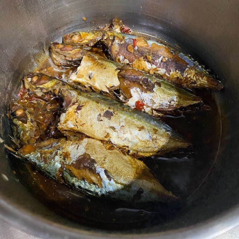 Step 3 Braised mackerel with garlic and chili