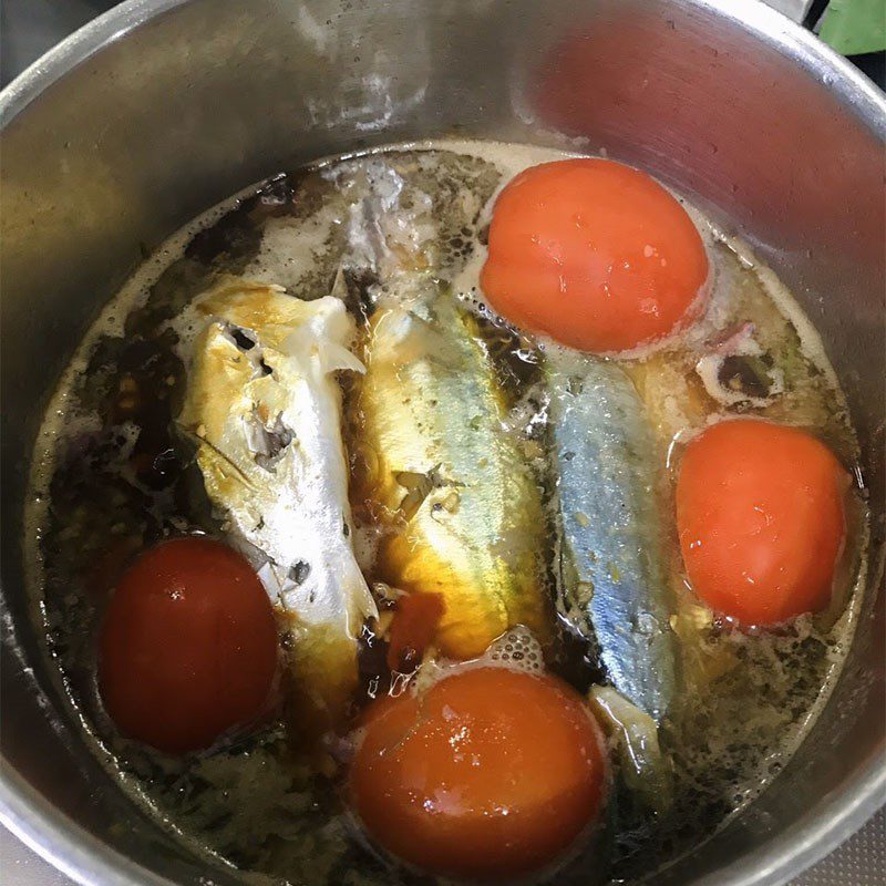 Step 3 Braised mackerel with tomatoes