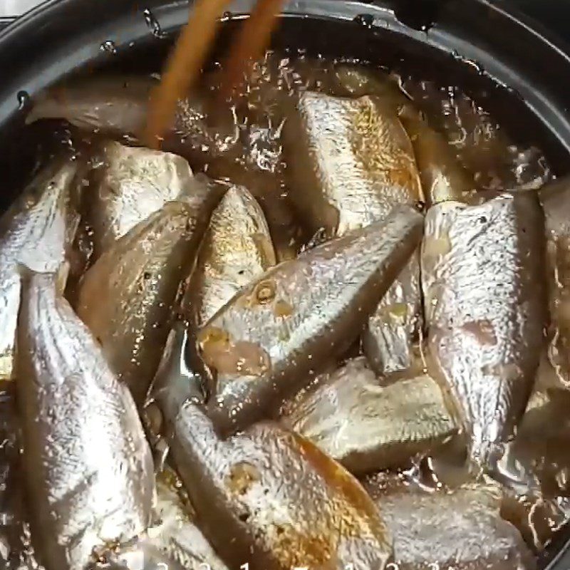 Step 3 Cook the fish Catfish braised with pepper and oyster sauce