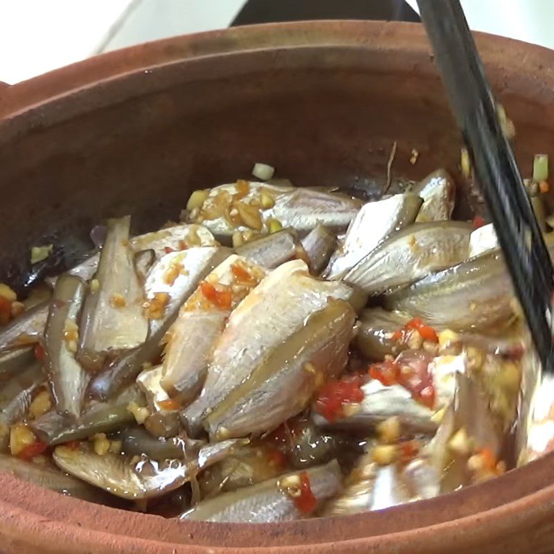 Step 4 Simmer the fish Fish simmered with pepper, garlic, and chili