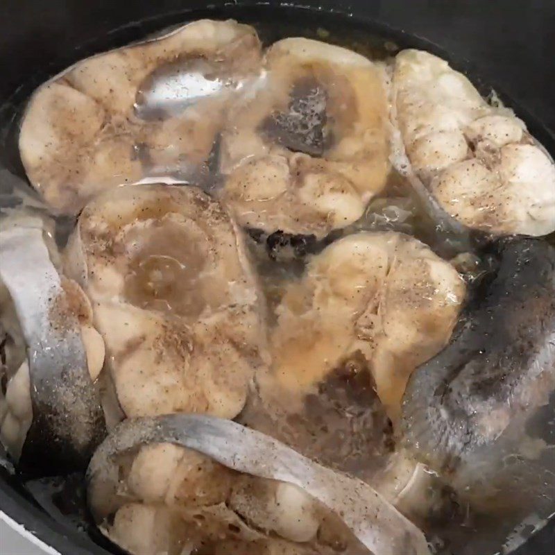 Step 5 Cook the fish for Danang fish cake noodle