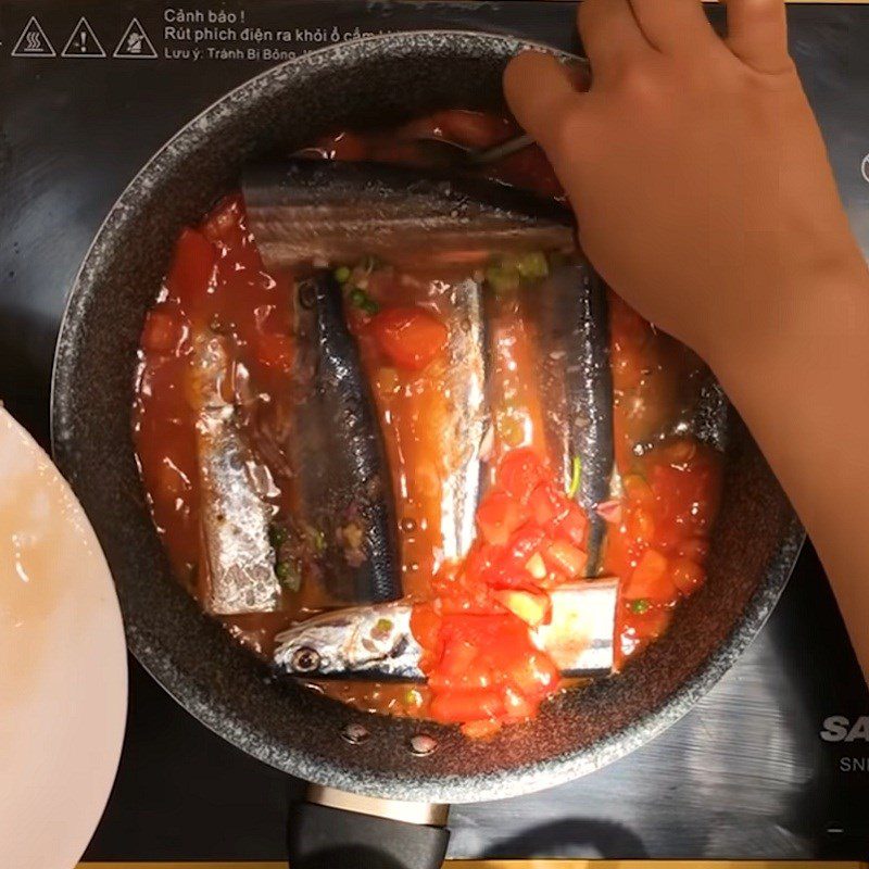 Step 4 Stew the fish Japanese mackerel with tomatoes