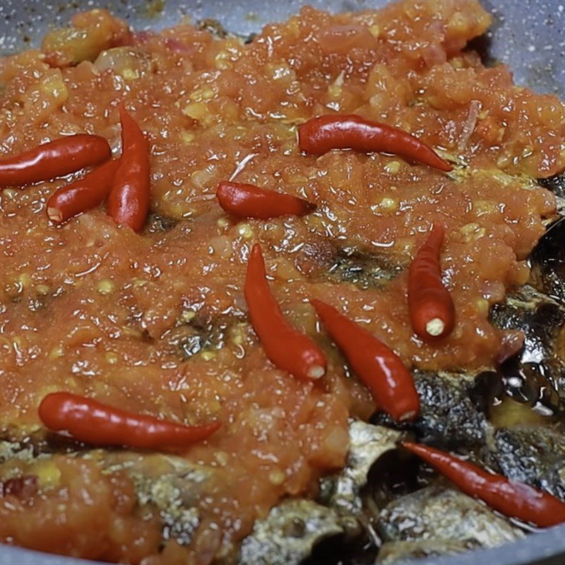 Step 5 Braised mackerel with tomatoes