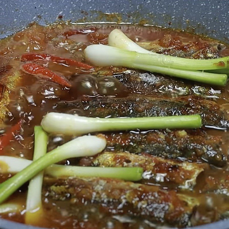 Step 5 Braised mackerel with tomatoes