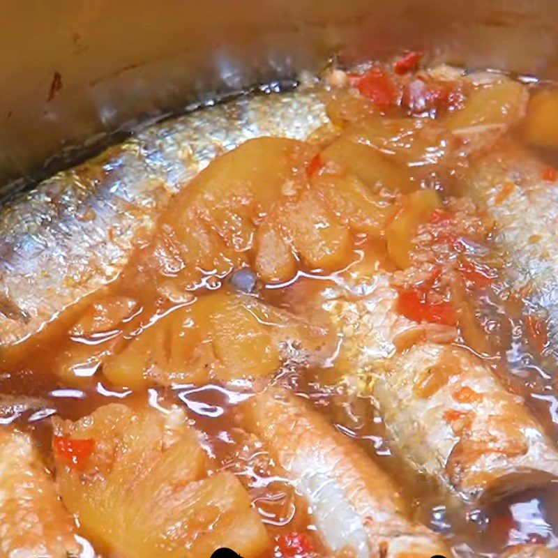 Step 4 Braised mullet with fragrant flavor