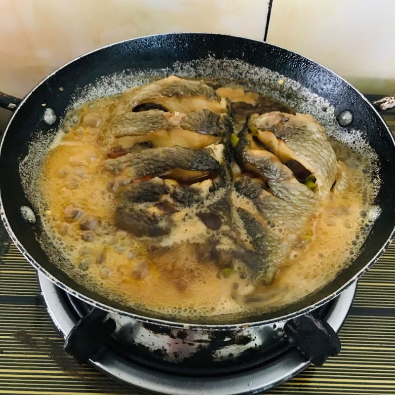 Step 3 Simmering catfish for peppery catfish