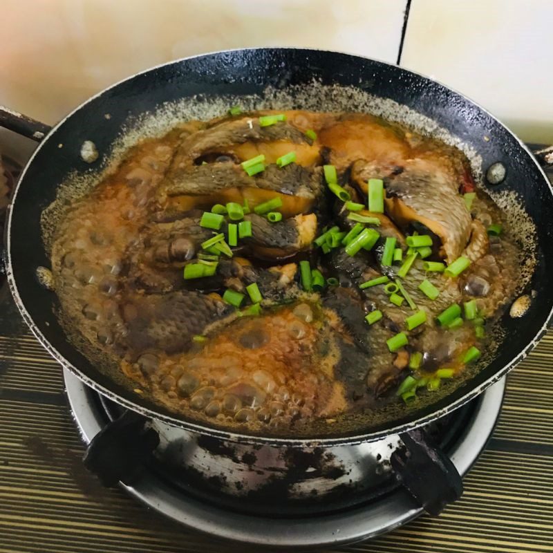 Step 3 Simmering catfish for peppery catfish