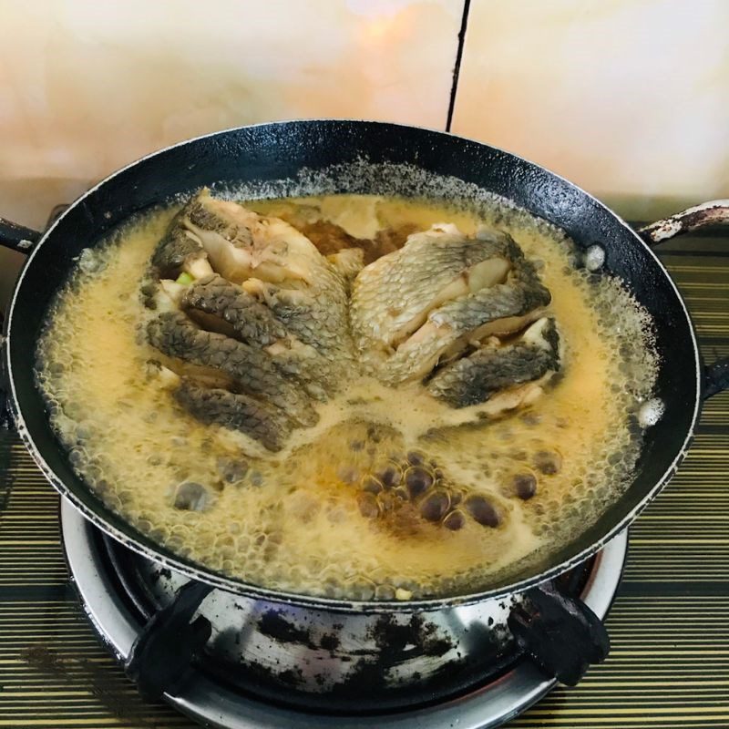 Step 3 Simmering catfish for peppery catfish