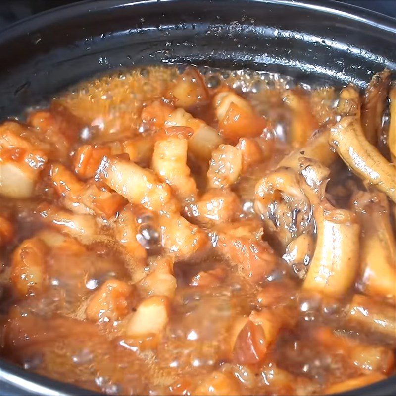 Step 5 Cooking fish with meat for braised goby fish with pork belly