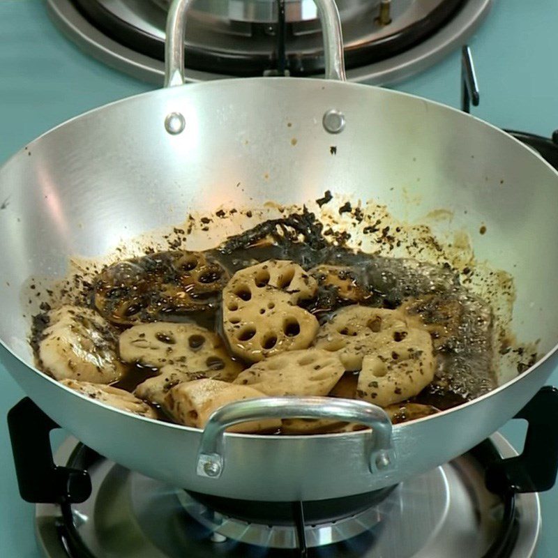 Step 3 Braised lotus root Braised lotus root with pepper