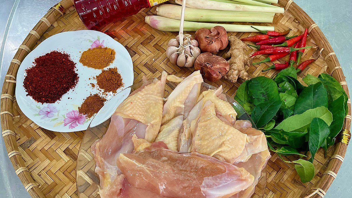 Ingredients for the dish 2 ways to make dried chicken with kaffir lime leaves